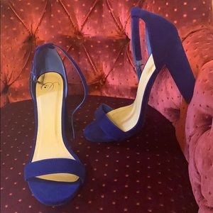 Open toe blue chunky heels 🥰